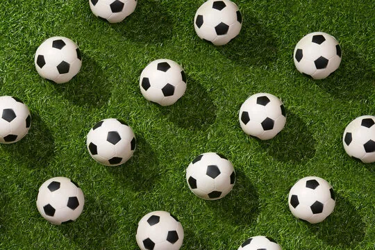 用户在手机上使用 咪咕体育 应用